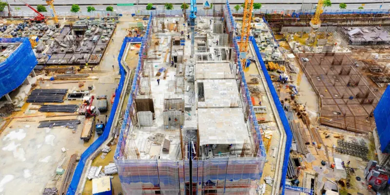 Các khối đang thi công, giàn giáo và lưới che