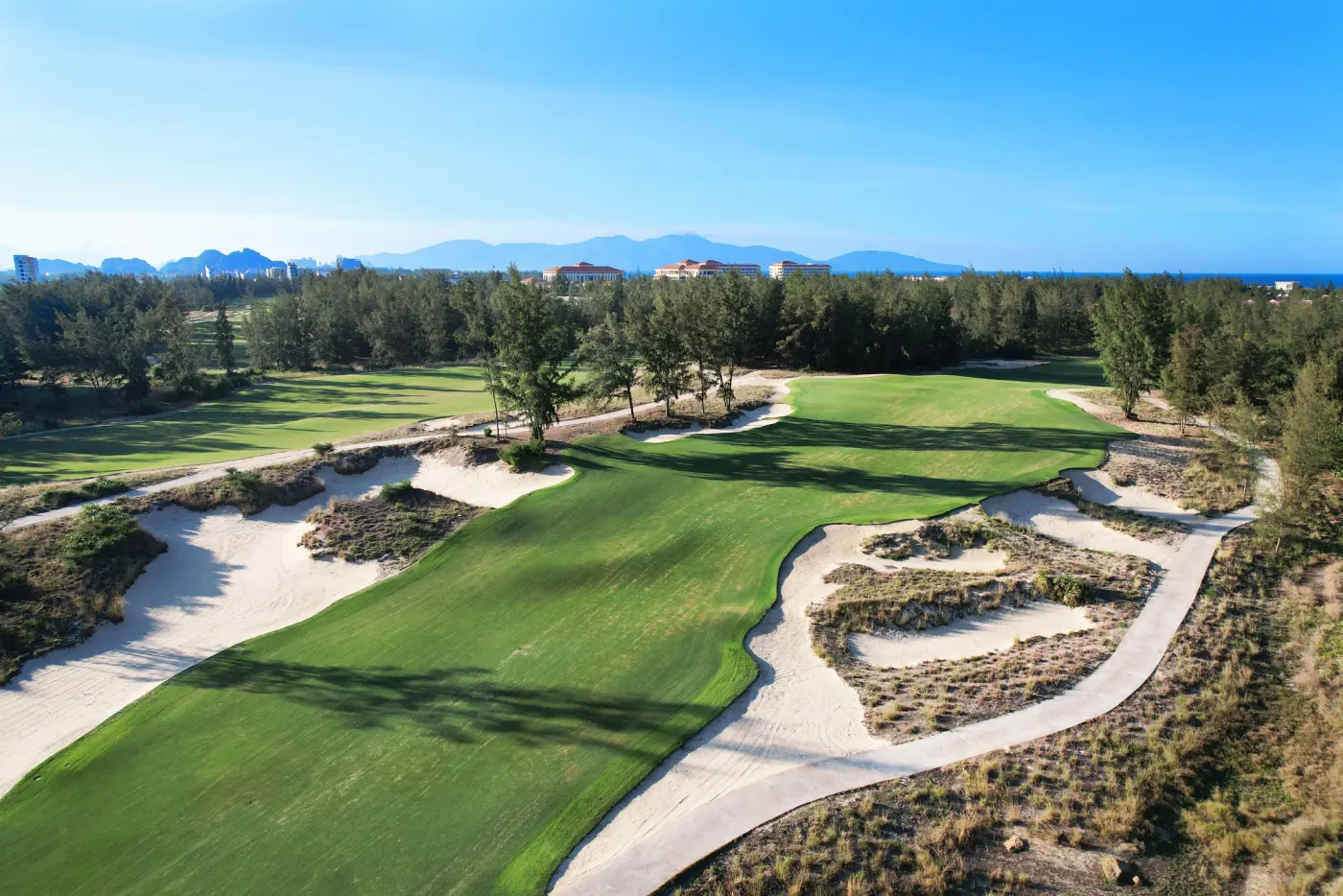 Sân gôn Legend Danang Golf Resort nhìn ra biển