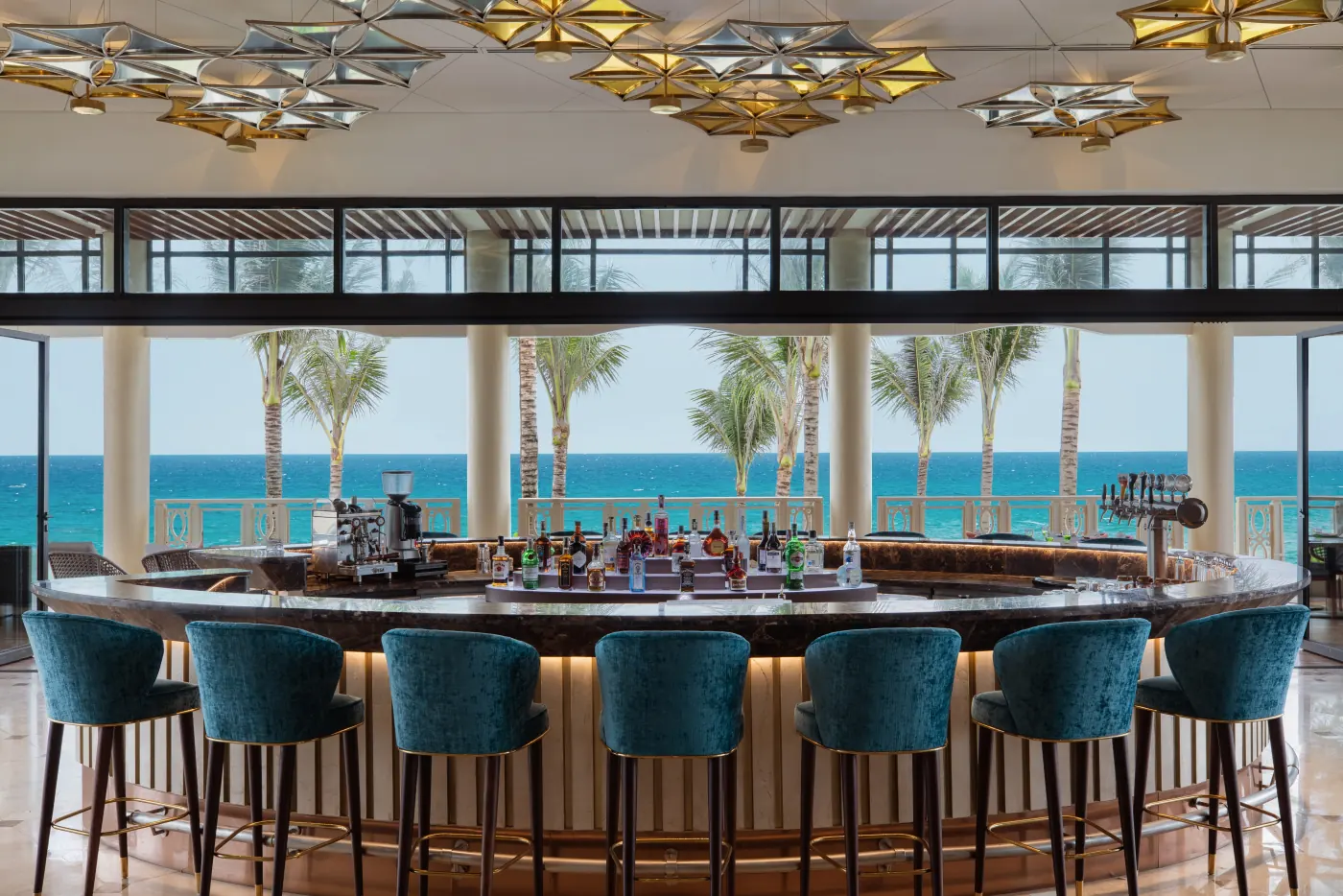 Quầy bar La Plage của Sheraton Grand Danang nhìn ra biển