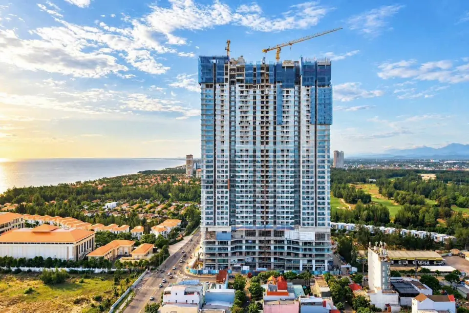 Ảnh thực tế Newtown Diamond: toà tháp đang thi công gần biển